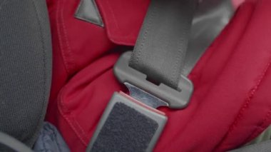 Yakın plan erkek elleri araba emniyet kemerinin kilidini açıyor..