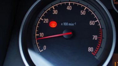 Arabanın torpido gözünde düşük ışın göstergesi.