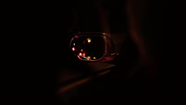 Blinkande polisljus reflekteras i backspegeln på en bil på natten — Stockvideo