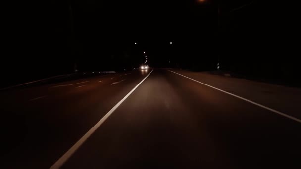 POV vista do carro dirigindo na estrada da estrada à noite. — Vídeo de Stock