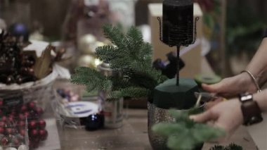 El yapımı Noel çelengi yapan kadın. İç dekorasyon için yeni yıl bileşimi