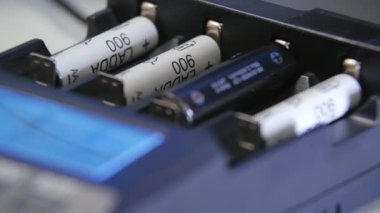 Şarj aletinden pil çıkarılıyor..