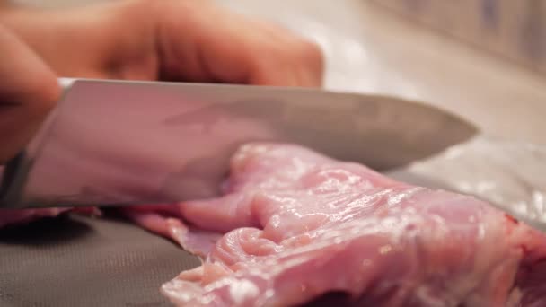 Lemészárolni egy nyúl tetemét. A séf friss húst szeletel.. — Stock videók