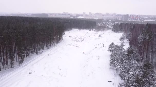 Vista aérea multitud de personas en actividades recreativas en el valle en la temporada de invierno — Vídeos de Stock