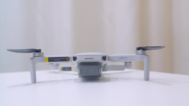 Panoramica visiva del nuovo drone DJI MINI 2 — Video Stock