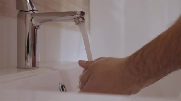 Hände mit Seife unter dem Wasserhahn mit Wasser waschen. Hygienekonzept. Zeitlupenschuss — Stockvideo