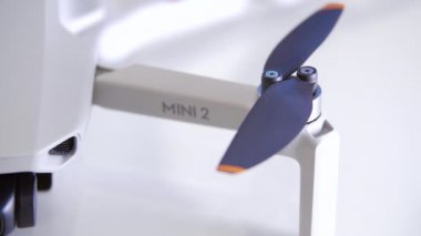 Motoru dji mini 2 drone 'un üzerinde çalıştır. Bıçaklar dönmeye başladı. Yeni dji mini 2 kuadkopter.