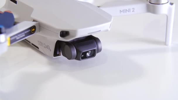 Un nuevo dron ultraligero sobre una mesa blanca. — Vídeo de stock
