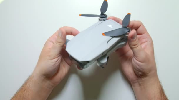 Aprire i rotori di un quadricottero Dji mini 2 drone per uno scatto aereo. Close-up 4K filmati. — Video Stock