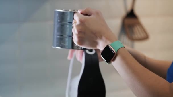 Närbild av en kvinnlig hand med en smart klocka knåda paj deg och sålla mjöl med en mekanisk siktare. — Stockvideo