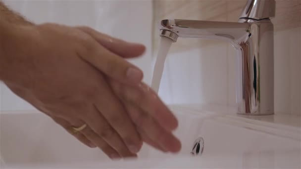 Muž mytí mýdlové ruce v koupelně — Stock video