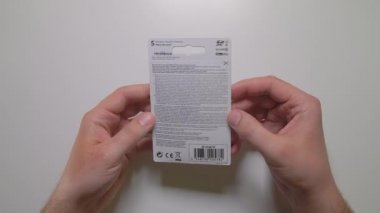 Sony 'den SDXC UHS-II 128Gb hafıza kartı açılıyor. 02.09.2021 Rusya, Orel. Üst görünüm.
