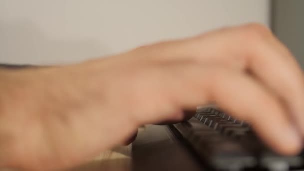 Клавиатура, печатающая макросы. Программист или хакер быстро печатает на черной клавиатуре. — стоковое видео