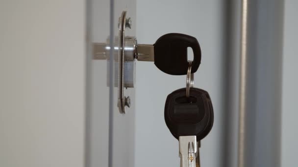 Schließen Sie die Tür mit einem Schlüssel. Nahaufnahme des Türschlosses. — Stockvideo