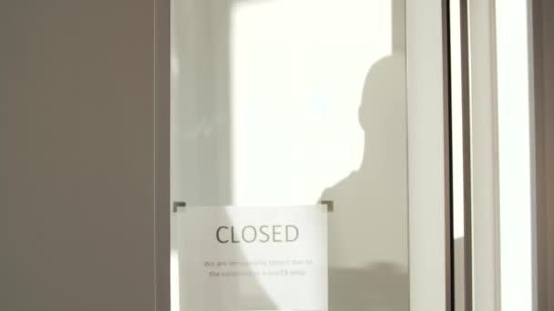 Småföretagare stängs av på grund av coronavirus. — Stockvideo