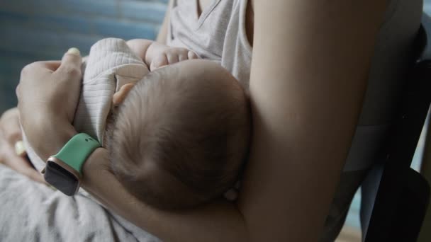 Ung kvinna matar sitt nyfödda barn med bröstmjölk närbild. — Stockvideo