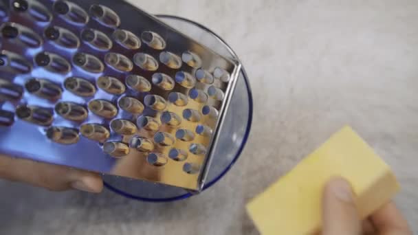 Homem esfrega duro ralado queijo e queijo desmorona — Vídeo de Stock