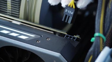 Erkek eller video kablosuna bir güç kablosu takın. 6 pin PCI-E bağlanıcı
