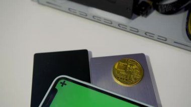 Hard diskleri kullanarak kripto para çıkarıyorum. HDD üzerinde Bitcoin para.