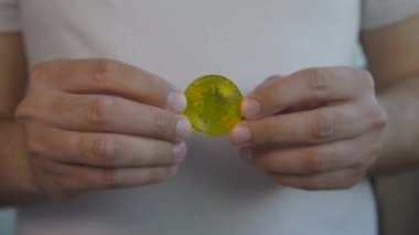 Bitcoin 'li erkek, baş parmağını kaldırıyor..