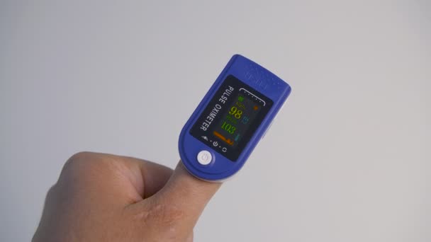 Zbliżenie ręki z monitorami tętna do pomiaru poziomu tlenu i tętna. Materiał 4K. — Wideo stockowe