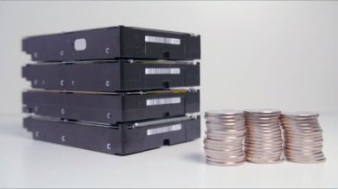 Kripto para madenciliği kavramı. Sabit disk kullanarak kripto para madenciliği.