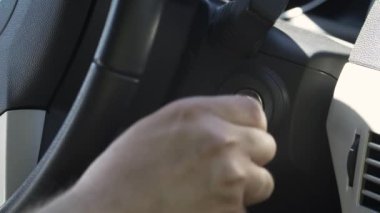 Araba motorunu çalıştırıyorum. Anahtar ve motor başlatılıyor