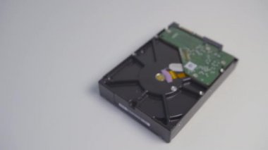 Bir sürü yeni sabit disk. Adam dört yeni HD satıyor.