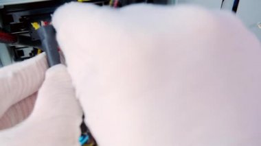 Teknisyen masaüstü bilgisayarındaki sabit diskteki kabloları takıyor..