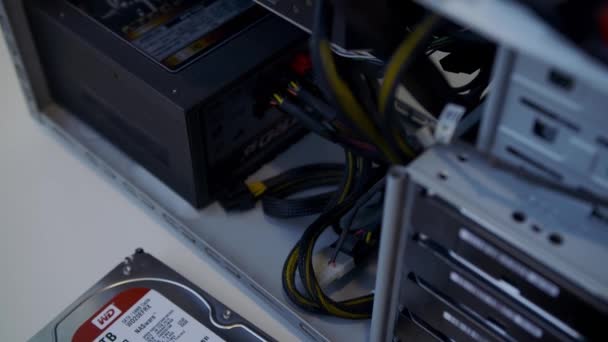 Mengganti hard disk server. Hard disk drive di penyimpanan besar. WD Merah — Stok Video