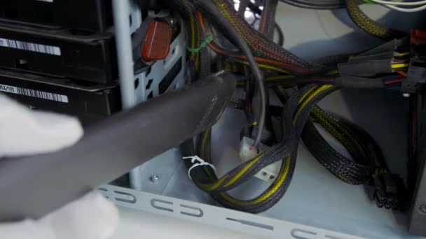 Odkurzanie pyłu ze skrzyni PC z bliska. — Wideo stockowe