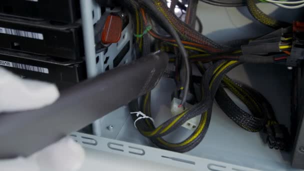 Stofzuigen uit een PC case close-up. — Stockvideo