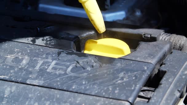 Lavage des véhicules automobiles. Nettoyage du couvercle du moteur sous hud ou capot — Video