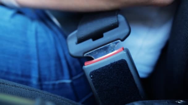 Mujer conductora Desbloquear un cinturón de seguridad de 3 puntos en el coche. — Vídeo de stock