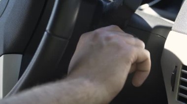 Kontak anahtarı ile yakın çekimde çalıştırılan araba motoru