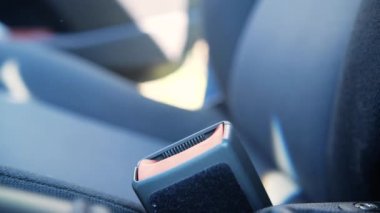 Bir kadın daha önce aracın içinde otururken emniyet kemerini bağlıyordu.