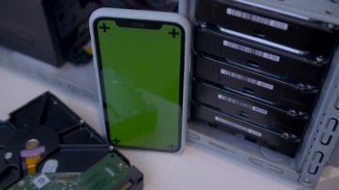 Akıllı telefonlu kablosuz sabit disk sürücüsü. Hdd ekleniyor veya değiştiriliyor