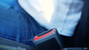 Kadın eli takan emniyet kemerini kapatın..