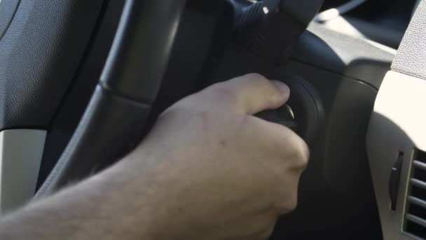 Un primo piano che ferma il motore dell'auto. Spegnere motore. — Video Stock