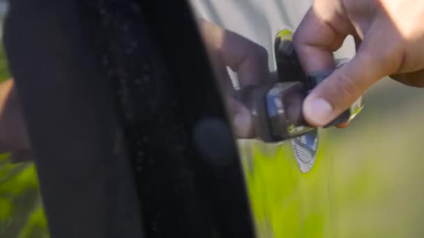 Porta do carro alça close-up. Homem entra no carro — Vídeo de Stock