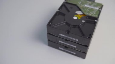 Kişi sabit disk sürücüsünü kaldırır.