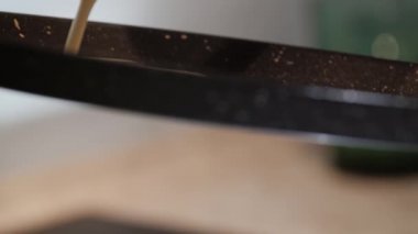 Kızartma tavasına krep karışımı döküyorum.