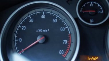 Aracın kontağını kapatıyorum. Arabanın modern gösterge panelini kapat.