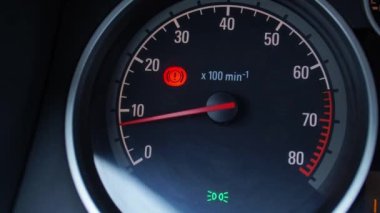 Gösterge paneli ışıkları kapatır.