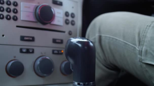 La mano del hombre controla una caja de cambios manual. Joven conductor cambia engranajes rápidamente. — Vídeo de stock