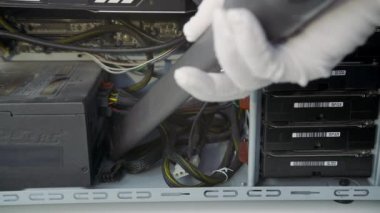 İçeriden elektrikli süpürgeyle bilgisayar temizliği.