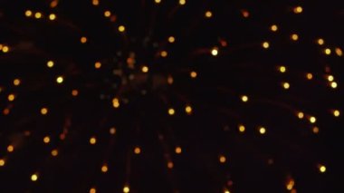 Gece gökyüzünde hafif bir odak noktasında havai fişekler. Tatil havai fişekleri aşırı yumuşak odaklanma