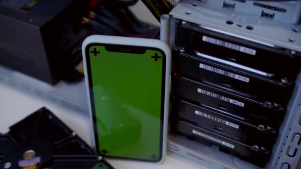 クラスタデスクトップサーバー。HDD SATAデータセンター。暗号通貨マイニングの概念。緑のクロマキー付きスマートフォン. — ストック動画