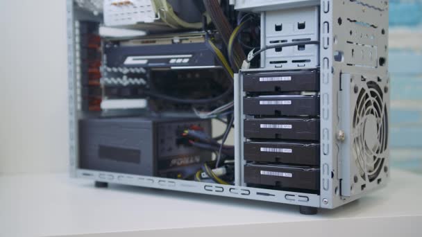 Open server computer behuizing voor onderhoud — Stockvideo