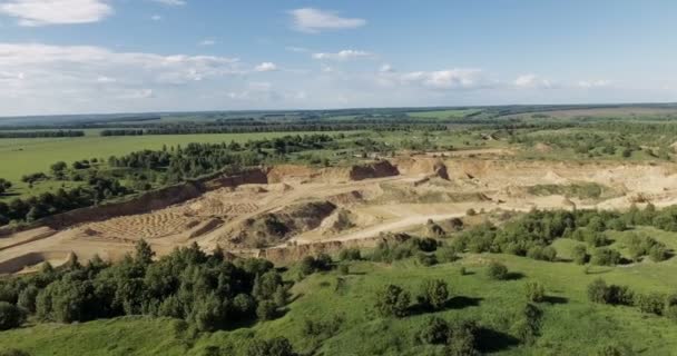 Luchtfoto van dagbouw steengroeve - zicht van bovenaf. Dit gebied is gedolven onder zand en andere mineralen. — Stockvideo